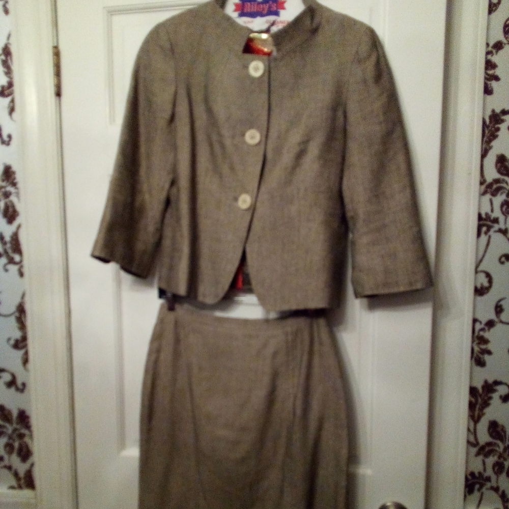 Skirt suit